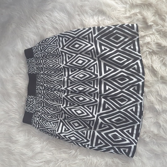 White House Black Market graphic Skirt - Picture 2 of 3